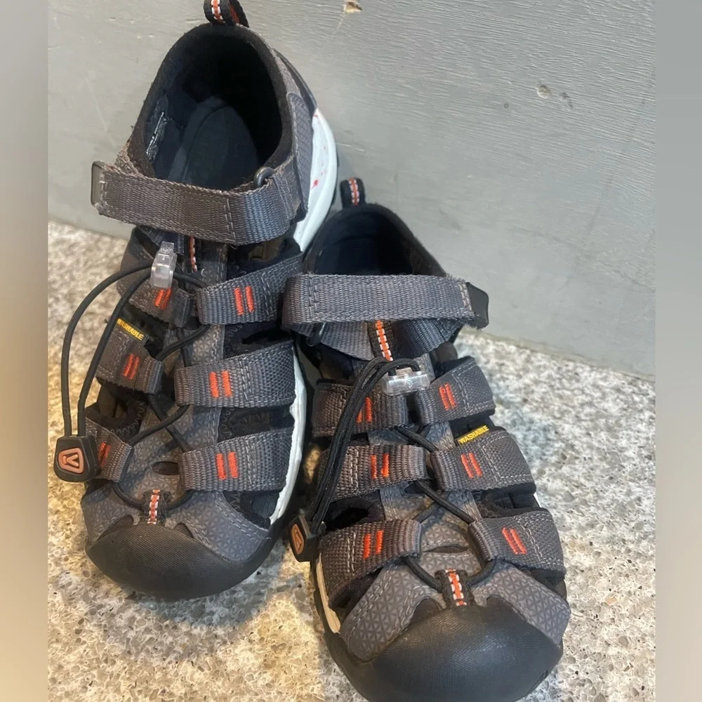 KEEN Newport Neo H2 Sandal Magnet/Spicy Orange Youth Size 13